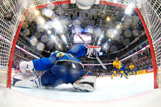 Sveriges Linus Klasen (ej i bild) gör 2-0 bakom Kazakstans
