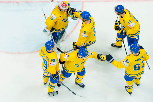 Sveriges spelare tackar målvakt Viktor Fasth