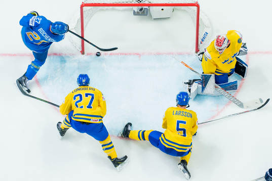 Kazakstans Brandon Bochenski försöker peta in skottet