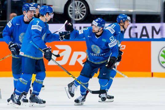 Kazakstans Maxim Semyonov och Vladimir Markelov jublar