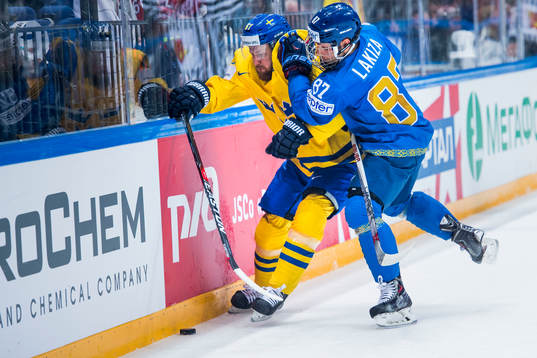Kazakstans Artemi Lakiza trycker till Sveriges Linus Omark