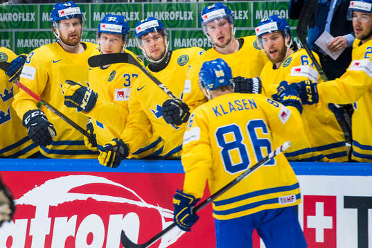 Sveriges Linus Klasen jublar med bänken
