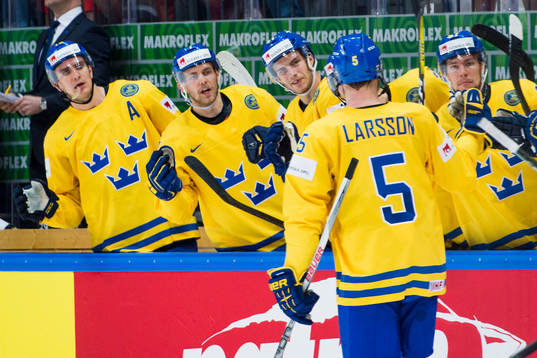 Sveriges Adam Larsson jublar med bänken