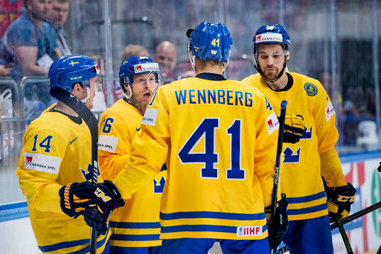 Sveriges spelare jublar med Linus Klasen som gjort 2-0