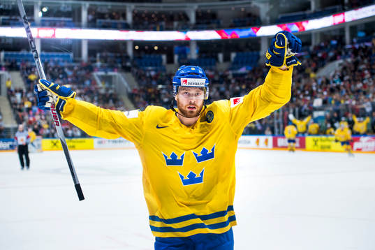 Sveriges Adam Larsson jublar