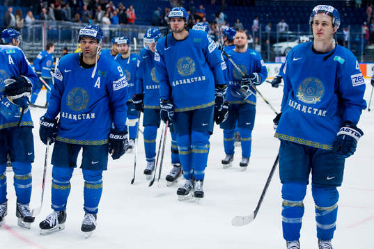 Kazakstans spelare deppar när de lämnar isen