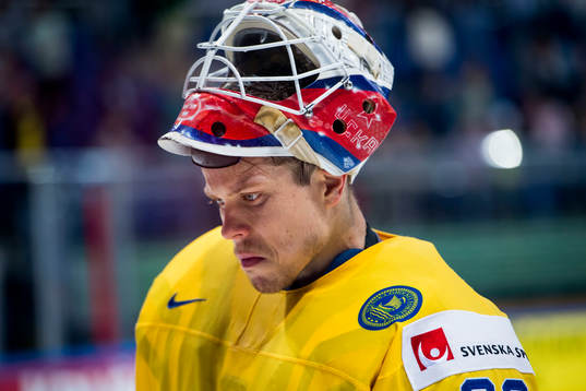 Sveriges målvakt Viktor Fasth lämlar isen
