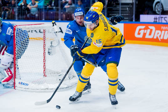 Sveriges Mattias Sjögren jagas av Kazakstans Maxim Semyonov