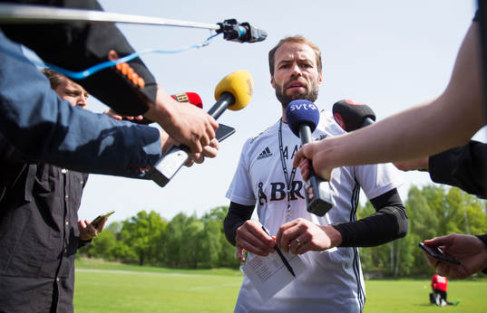 s tränare Andreas Alm pratar med media