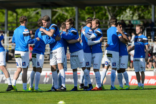 Halmstads spelare före fotbollsmatchen i Superettan mellan