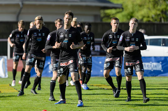 Varbergs spelare värmer upp före fotbollsmatchen i