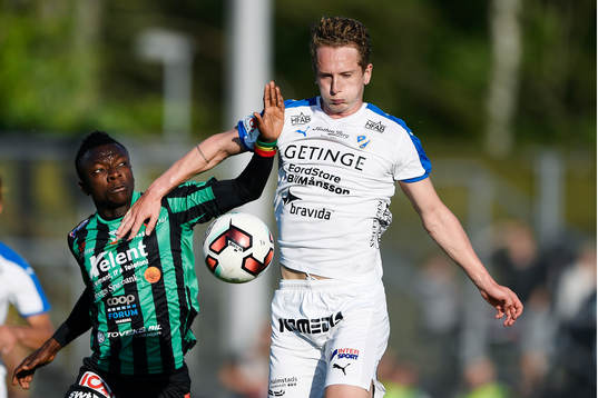 Varbergs Thomas Boakye och Halmstads Andreas Bengtsson