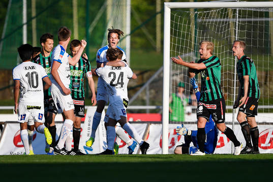 Halmstads Simon Silverholt gör 0-1 och jublar