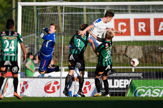 Halmstads Simon Silverholt nickar in 0-1