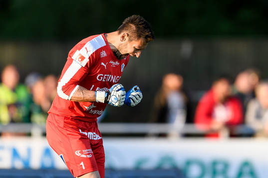 Halmstads målvakt Stojan Lukic jublar