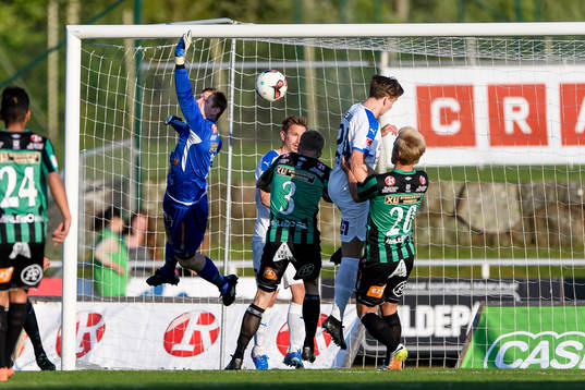 Halmstads Simon Silverholt nickar in 0-1
