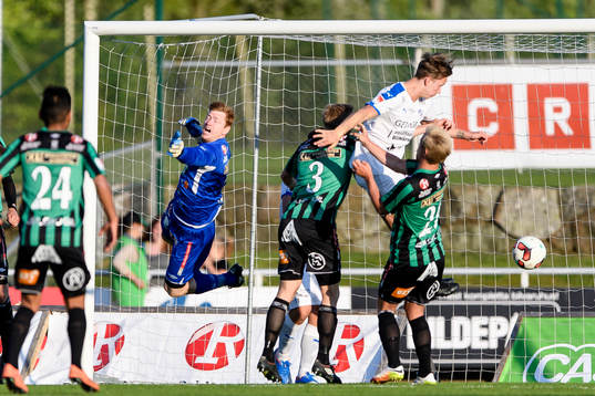 Halmstads Simon Silverholt nickar in 0-1