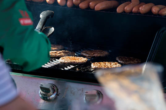 Man grillar hamburgare