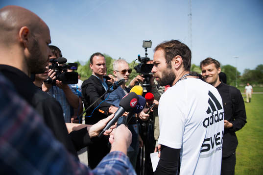 s tränare Andreas Alm pratar med media
