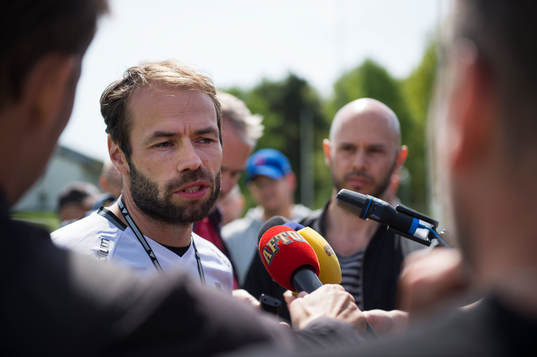 s tränare Andreas Alm pratar med media