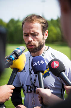 s tränare Andreas Alm pratar med media