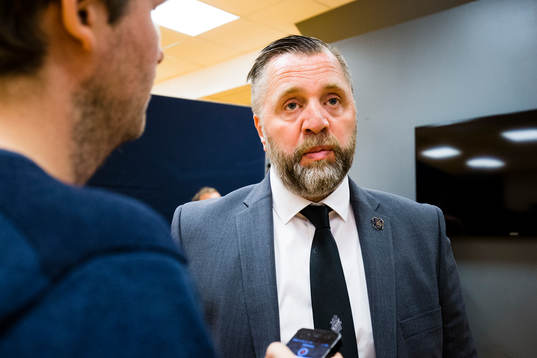 s sportchef Björn Wesström blir intervjuad av media