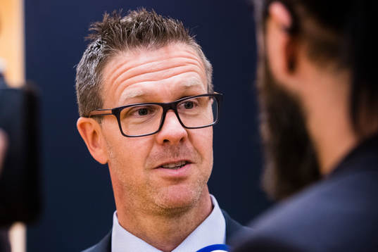 s tränare Rikard Norling blir intervjuad av media