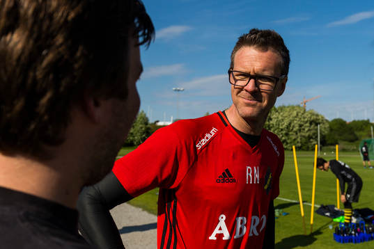 s tränare Rikard Norling pratar med supportrar