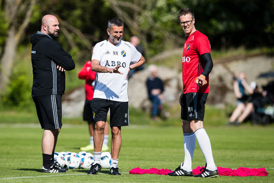 s assisterande tränare Peter Wennberg och Nebojsa