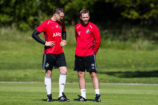 s tränare Rikard Norling och naprapatassistent Henrik Nyhus