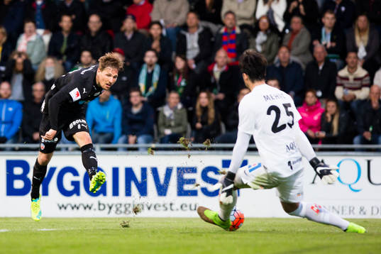 Helsingborgs Martin Christensen skjuter mot Jönköpings