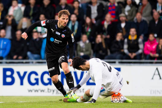 Helsingborgs Martin Christensen ser på när Jönköpings