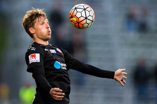 Helsingborgs Martin Christensen tar ner bollen