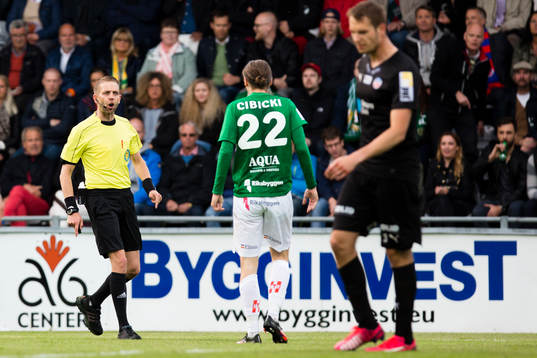 Domaren Johan Hamlin ger Jönköpings Pawel Cibicki en