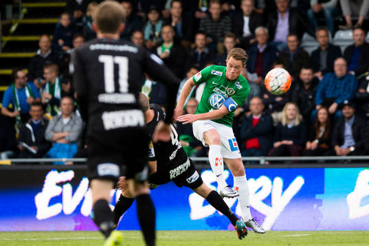 Jönköpings Tommy Thelin skjuter