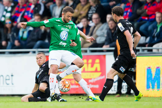 Helsingborgs Jordan Larsson tacklar Jönköpings Robert