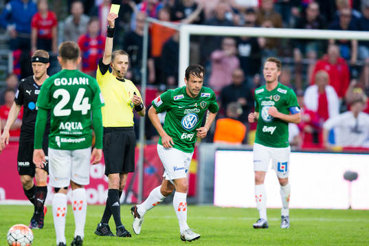 Jönköpings Fredric Fendrich blir varnad av domaren Johan
