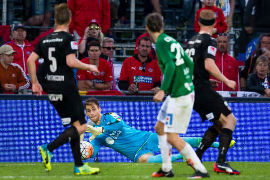 Helsingborgs målvakt Tomer Chencinski räddar skott från
