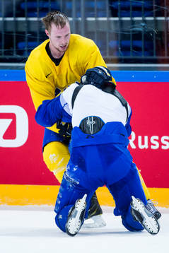 Sveriges Martin Lundberg och Adam Larsson brottas