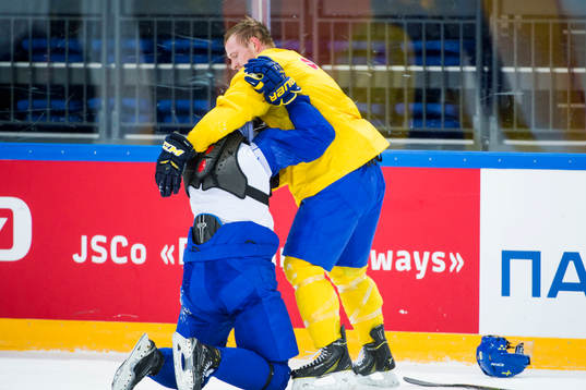 Sveriges Martin Lundberg och Adam Larsson brottas