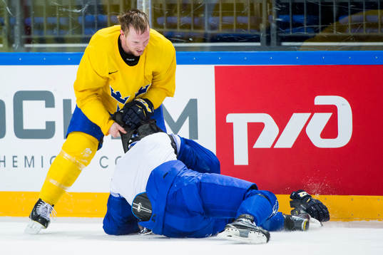 Sveriges Martin Lundberg och Adam Larsson brottas