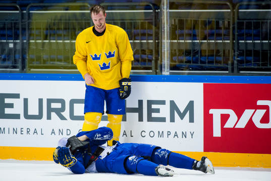 Sveriges Martin Lundberg och Adam Larsson brottas