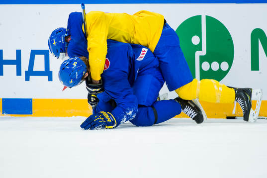 Sveriges Martin Lundberg och Adam Larsson brottas