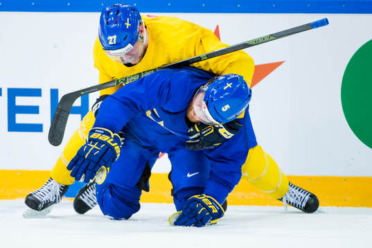 Sveriges Martin Lundberg och Adam Larsson brottas