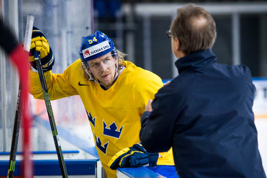Anton Lindholm i samtal med förbundskapten Pär Mårts