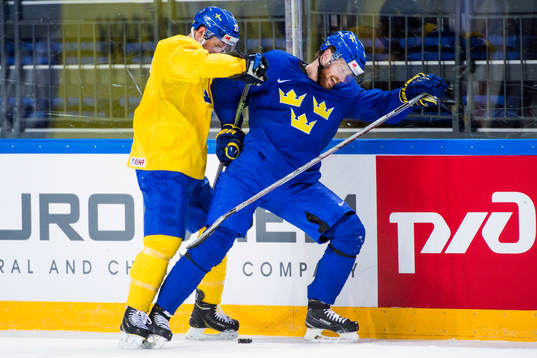 Sveriges Martin Lundberg och Adam Larsson brottas