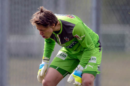 Helsingborgs målvakt Kalle Joelsson blir arg