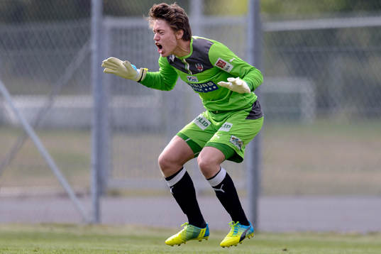 Helsingborgs målvakt Kalle Joelsson blir arg