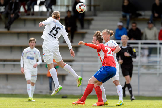 Helsingborgs Charlie Weberg nekar undan bollen framför