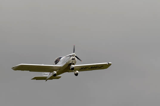 Ett flygplan lyfter över planen